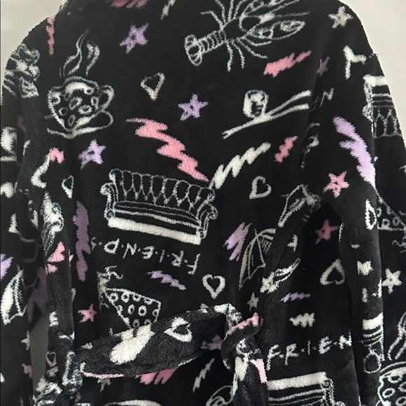FRIENDS Brand Black and Pink Plush Belted Robe w/Friends Print - Size Girls XS - Picture 7 of 9